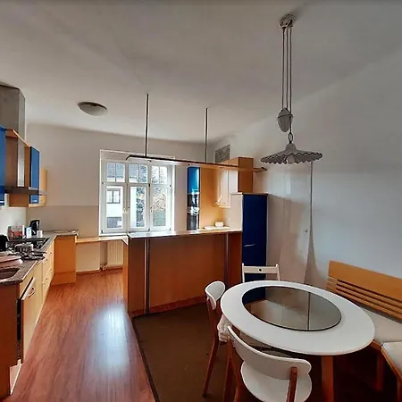 R24, Rose House Λιουμπλιάνα