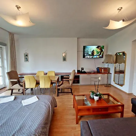 R24, Rose House Πανσιόν