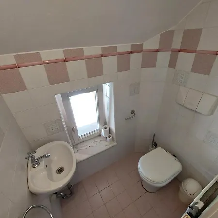 R24, Rose House Πανσιόν